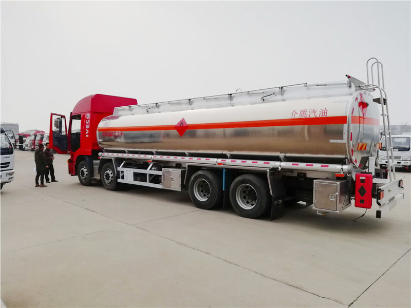 上汽紅巖29.7方前四后八鋁合金運油車,20噸運油車