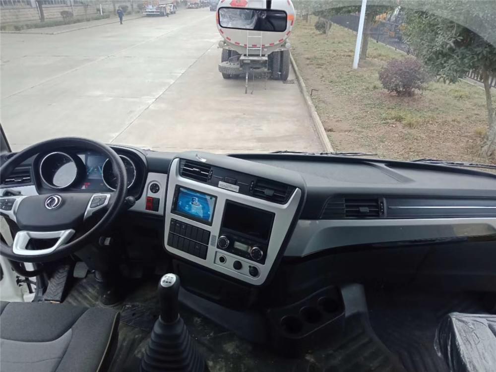 29.7方 前四后八東風(fēng)天龍350馬力油罐車