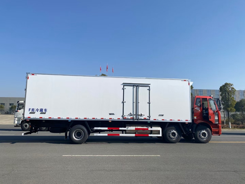 解放J6L小三軸9米6 (天然氣)冷藏車